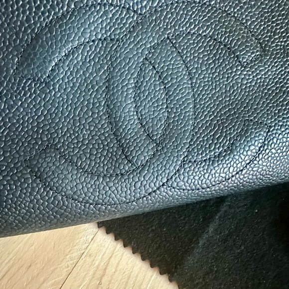 Chanel Caviar Kiss lock Wallet - Picture 2 of 9